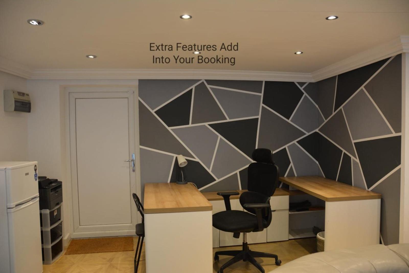 Cozy, Modern, Spacious 4 Bedroom House In London Romford Zewnętrze zdjęcie